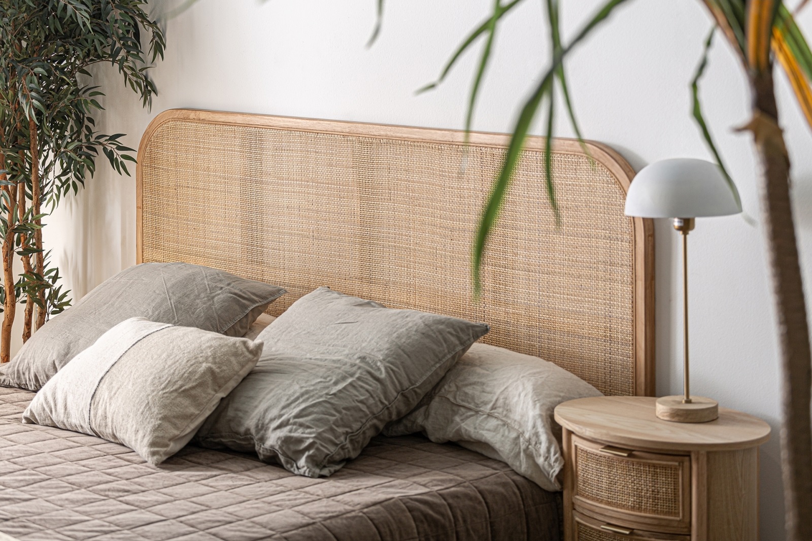Cabeceros de cama tapizados, de ratán y madera